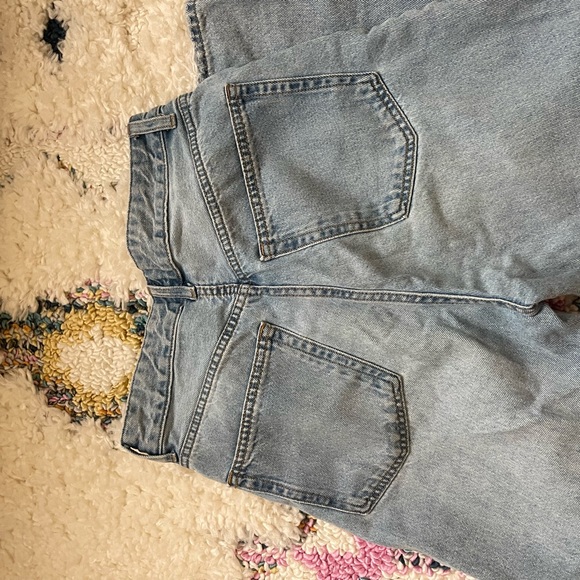 H&M jeans, light wash size 4 - Picture 2 of 4